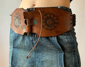 Cinturón bohemio de cuero ancho vintage: corsé floral de metal, hecho a mano