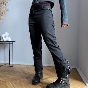 River Island svarta spännebyxor – Y2K Grunge Streetwear-byxor, storlek 10, smal passform i moto-bikerstil, medelhög midja, remdetalj vid ankeln