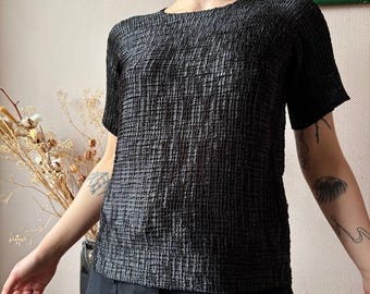 Vintage svart krinklad veck-texturerad topp – Y2K stretchig, transparent 90-talsstil, lagenlook, grunge, minimalistisk festivalskjorta, boho-blus, storlek M