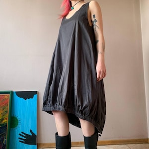 Atemberaubendes handgefertigtes asymmetrisches Schleifenkleid im Sarah Pacini Stil