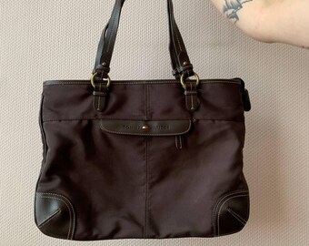 Bolso tote de hombro de nailon marrón estilo preppy Y2K de Tommy Hilfiger