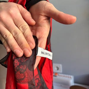 Puede incluir: Un juego de tres botes de cer&aacute;mica con tapas. Los botes son blancos con un estampado floral azul. El m&aacute;s grande mide 20 cm de alto, el mediano 18 cm y el m&aacute;s peque&ntilde;o 15 cm.