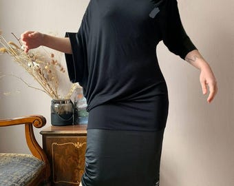 aR Zwarte gedrapeerde jersey jurk – asymmetrische off-shoulder minimalistische midi, avant-garde oversized silhouet