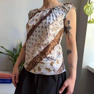 Vintage Street One Y2K Brun Krämfärgad Blommig Diagonal Randig Bomullstopp Volang Bardot Halsringning Cottagecore Boho Blus Dam S