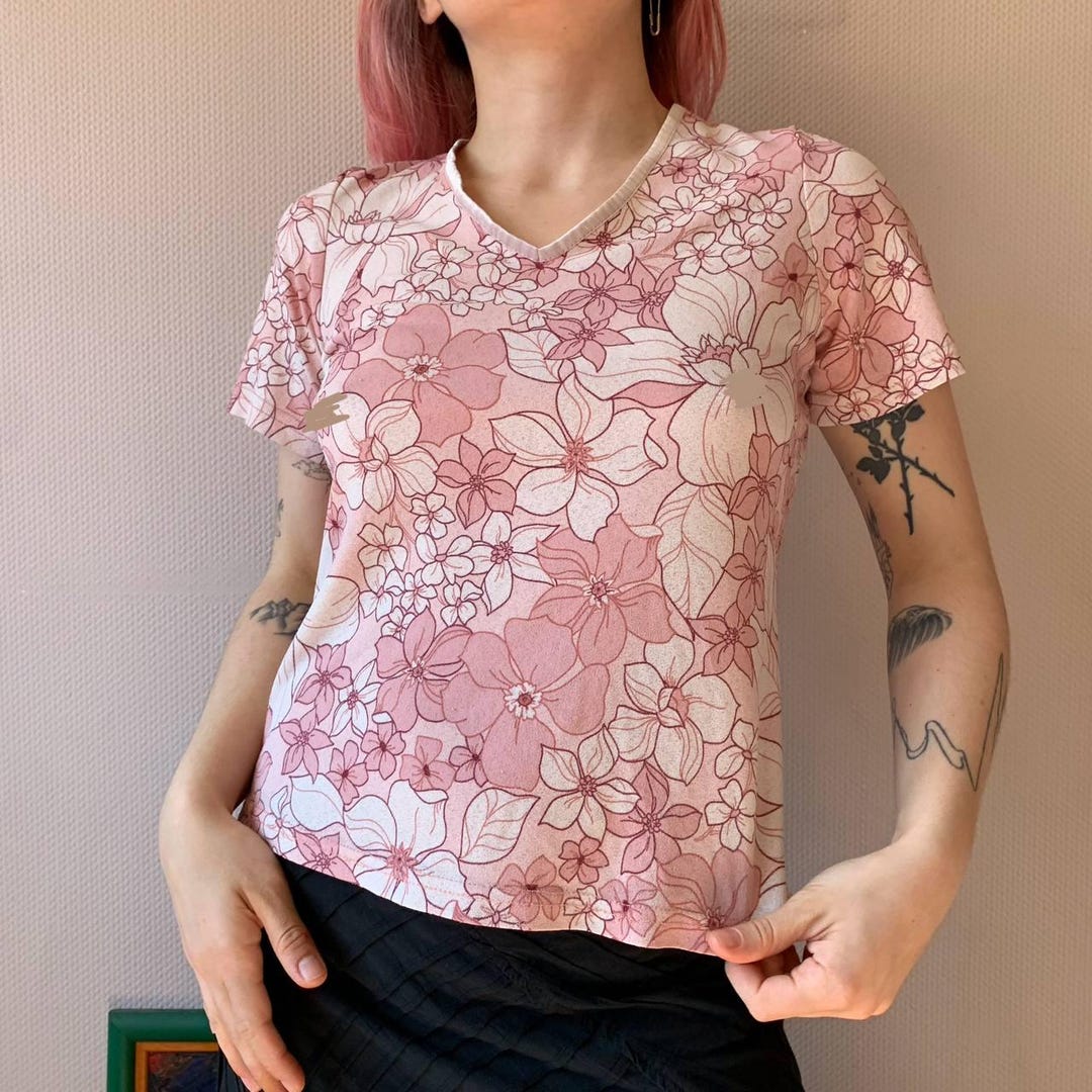 Y2K Pink Floral T-shirt: Vintage 2000s Soft Polyester Top - Etsy Wisteria グラフィック Tシャツ ピンクy2k