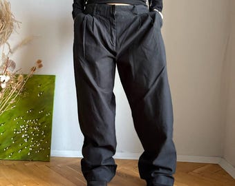 Pantalones negros icónicos de algodón a medida, cintura alta, pierna recta y minimalistas