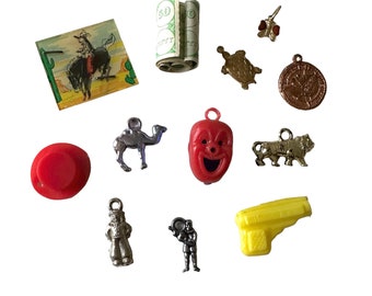 ⱽᴵᴺᵀᴬᴳᴱ 12pcs MINIATURES + CHARMS LOT Vintage Tiny Trinkets Gum Ball Toys Cowboy Flicker Phony Dough Clown Squirt Gun Lot B