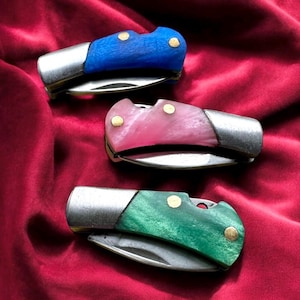 1pc MINI POCKET KNIFE 1&quot; Vintage Style Miniature Pendant Knives Pearl Handle Design Optional Key Ring + Your Choice of Color
