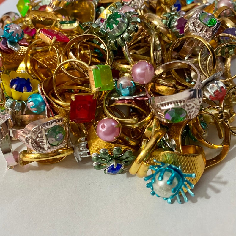 ⱽᴵᴺᵀᴬᴳᴱ JEWELED TOY RINGS Vending Machine Gum Ball Treasure Etsy