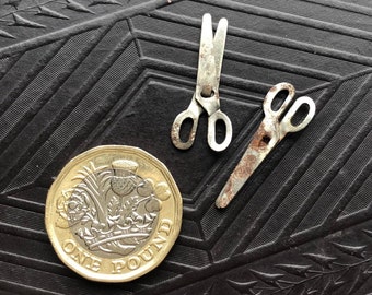 1pc MINIATURE SCISSORS CHARM Cracker Jack Vending Toy Dollhouse Mini Shabby Chic Rusty Metal Sewing Trinket