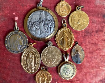 ⱽᴵᴺᵀᴬᴳᴱ RELIGIOUS MEDALLIONS MIX Vintage Catholic Medals Aged + Worn Vatican Pope Lourdes Damiano Guido Passion Rita Lot D