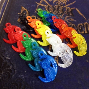 5pcs VINTAGE OWL CHARMS Halloween Plastic Gum Ball Prizes Victorian Revival Charm Crescent Moon Party Favors