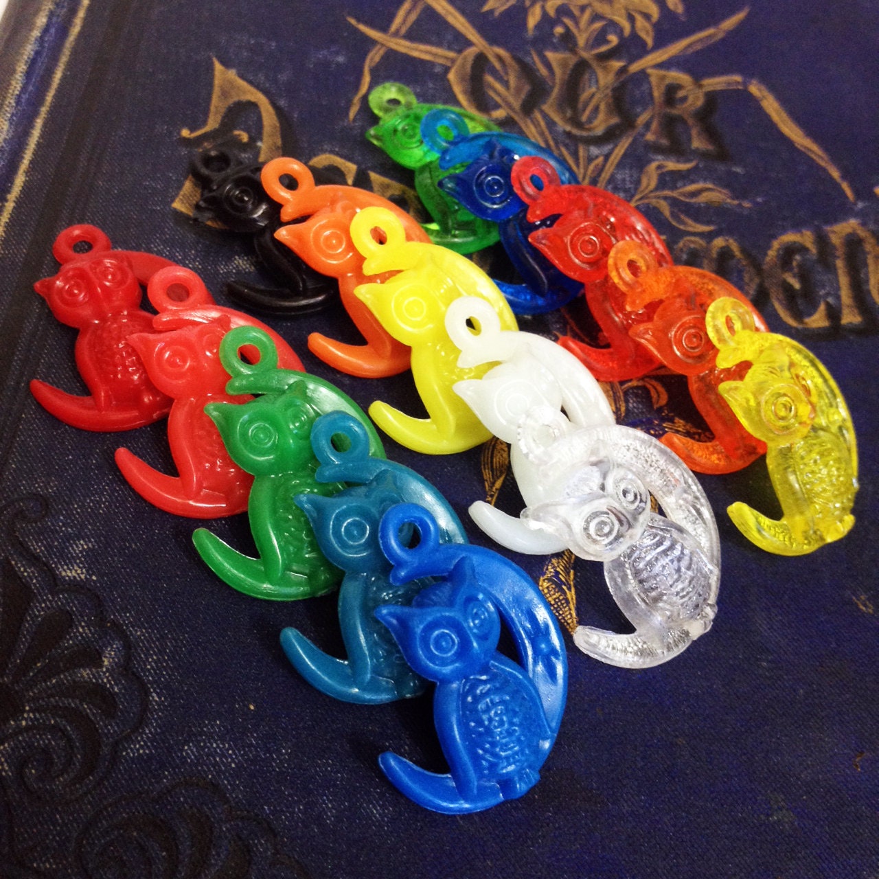 5pcs VINTAGE OWL CHARMS Halloween Plastic Gum Ball Prizes Victorian Revival Charm Crescent Moon Part