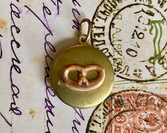 1pc VINTAGE PRETZEL LOCKET Old German Pretzel Photo Locket Snack Charm Pendant Necklace Jewelry Wild Patina
