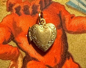 1pc TINY SCROLLED LOCKET 1/2" Vintage Heart Shaped Pendant Retro Brass Mini Charm