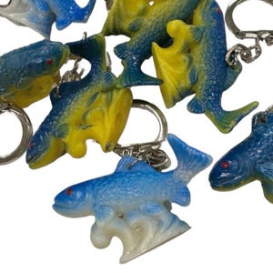1 Stück FISCH SCHLÜSSELANHÄNGER 1-3 / 4 "Weinlese Kitschy Angeln Miniatur Kunststoffspielzeug Gum Ball Preis Hong Kong Ihre Wahl