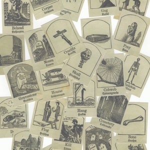 Könnte beinhalten: Ein Set mit 20 Vintage-Spielkarten mit Schwarzweiß-Illustrationen von todesbezogenen Bildern. Die Karten beinhalten Bilder von einem Schädel, einem Sarg, einem Leichenwagen, einem Friedhof, einem Grabstein, einem Galgenstrick, einem Skelett, einem Spinnennetz, einem Knochen, einem Kruzifix, einem Knebel, einer Geißel, einem Mord, einem Gebet, einer Trauer, einer Enthauptung, einer Leiche, einem Vampir, einer Beerdigung und einem Grab. Die Karten sind auf cremefarbenem Papier gedruckt.