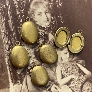 5pcs MICRO PHOTO LOCKETS 17mm Vintage Patina Oval Hinged Miniature Brass Photo Locket Charms Lot