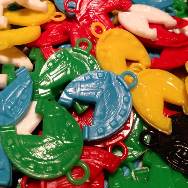 5pcs HORSE SHOE CHARMS Vintage Plastic Charm Lot Lucky Horse Shoe Vending Toys Gum Ball Prizes Colorful