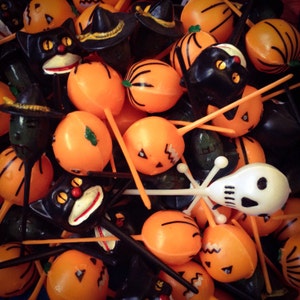 12pcs HALLOWEEN PARTY PICKS Vintage Style Old Fashioned Spooky Kitschy Plastic Miniatures Cake Deco Skull Pumpkin Cat Witch Lot