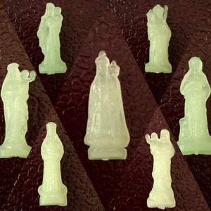 1pc LUMINOUS POCKET STATUES 1&quot; Vintage Tiny Pocket Statue Plastic Miniature Shrine Virgin Mary Our Lady Glow In The Dark France