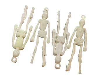 ⱽᴵᴺᵀᴬᴳᴱ 4pcs MINI SKELETON CHARMS Vintage Plastic Charm Gum Ball Prize Halloween Doll House Skull + Bones