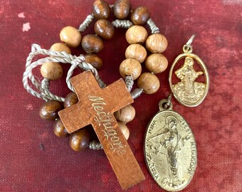 ⱽᴵᴺᵀᴬᴳᴱ MEDJUGORJE SOUVENIR LOT Vintage Rosary + Medals Wooden Beads Golden Medallions Bosnian