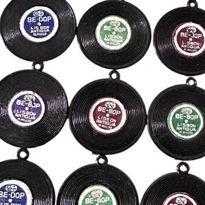 プラスチックレコードチャーム 0.75インチ ビンテージ小型レコードミニチュア 紙ラベル付き 自動販売機景品 ペニーサイズのビバップ