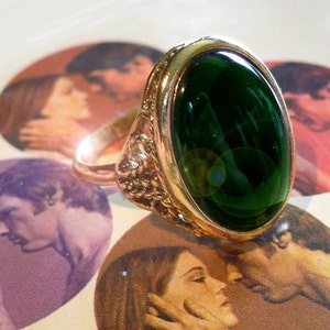 1pc GREEN GLASS RING 70s Vintage Emerald Glass Set In Golden Alloy Gothic Dark Green 22mm Stone