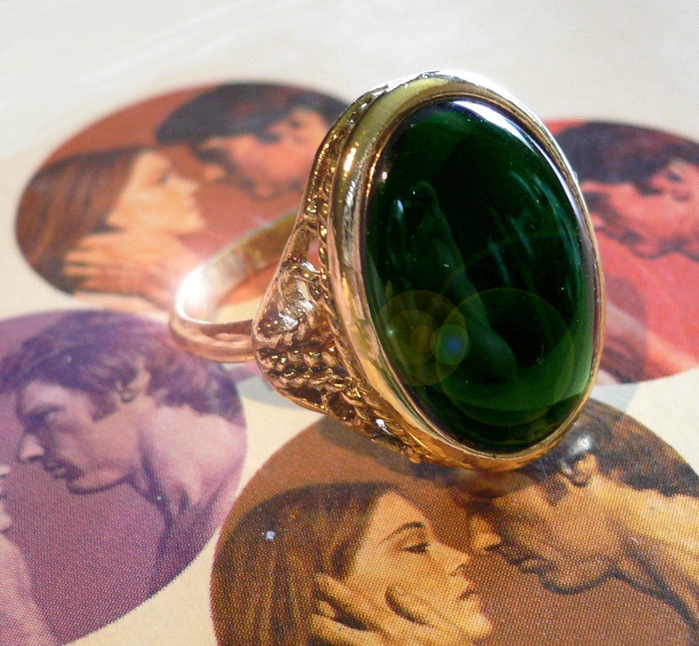 ⱽᴵᴺᵀᴬᴳᴱ 1pc GREEN GLASS RING 70s Vintage Emerald Glass Set In Golden …