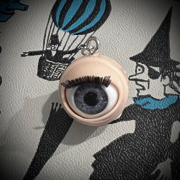 1pc BLINKING EYE CHARM 3/4" Doll Eyeball Halloween Pendant Plastic Blinker Fun Jewelry