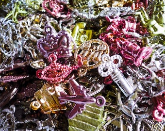 15pcs VINTAGE PLASTIC CHARMS Metallic Old School Designs Gum Ball Prizes Vending Toys Bulk Lot