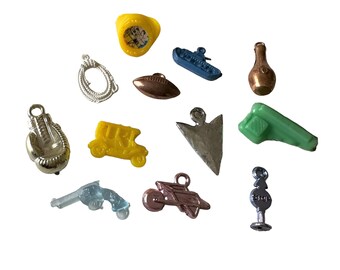 ⱽᴵᴺᵀᴬᴳᴱ 12pcs MINIATURES + CHARMS LOT Vintage Tiny Trinkets Gum Ball Toys Flicker Ring Pistol Arrowhead Stop Sign Tank Lot C
