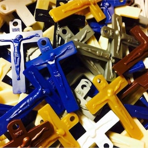 10pcs PLASTIC CRUCIFIXES BULK Colorful Sturdy Mission Plastic Crosses Crucifix Rosary Parts Lot