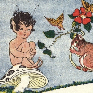 Puede incluir: Un hada con cabello castaño y orejas grandes se sienta en un hongo con un sombrero blanco y negro manchado. El hada lleva un vestido blanco y tiene una flor rosa y blanca en la cabeza. Una ardilla está sentada en una rama con una flor roja y hojas verdes. La ardilla es marrón y blanca y tiene una cola tupida.