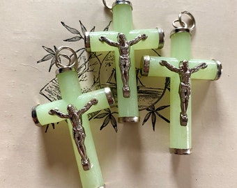 3pcs GLOWING PLASTIC CRUCIFIXES High Quality Metal Jesus Glow In The Dark Plastic Crosses Luminous Crucifix Rosary Parts Lot