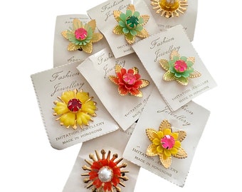 2pcs PLASTIC FLOWER BROOCH Vintage Dime Store Jewelry Gum Ball Prize Floral Pin