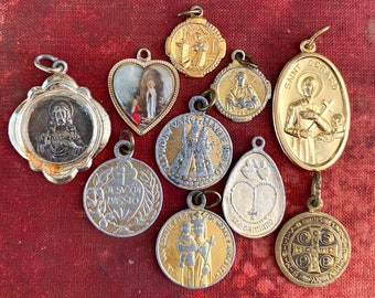 ⱽᴵᴺᵀᴬᴳᴱ 10pcs CATHOLIC MEDALS MIX Vintage Religious Medallions Golden Tone Sacred Heart St. Christopher Benedict Rita Lourdes Gerard Lot B