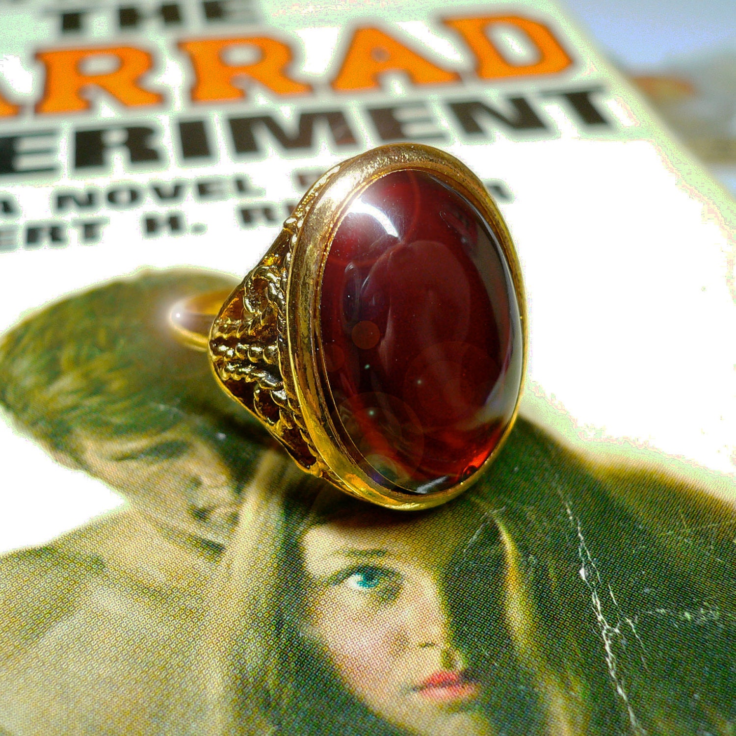 ⱽᴵᴺᵀᴬᴳᴱ 1pc RUBY GLASS RING 1970s Red Glass Set In Golden Alloy Gothi…