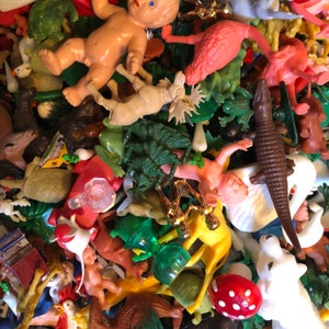 12pcs VINTAGE PLASTIC MINIATURES Mystery Mix Tiny Toys Lucky Dip Old Stock Plastic Minis Lot image 7