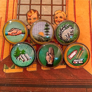 1pc SCOUTING PATCH BROOCH Small Vintage Style Retro Print + Glass Cabochon Bronze Scout Pin Prize Party Favor