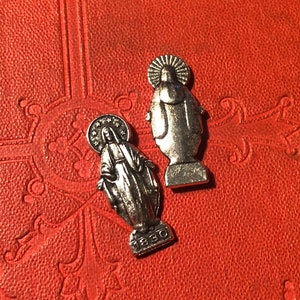 VIRGIN MARY STATUE Our Lady Pocket Shrine Tiny Statues Catholic Token Metal Amulet Silver Religious Lot Miniature Devotion