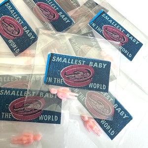 1pcs WORLD&#39;S SMALLEST BABY 7/8&quot; Vintage Tiny Doll Plastic Miniature Vending Toy Gum Ball Prize Shower Favor Crafting Supply
