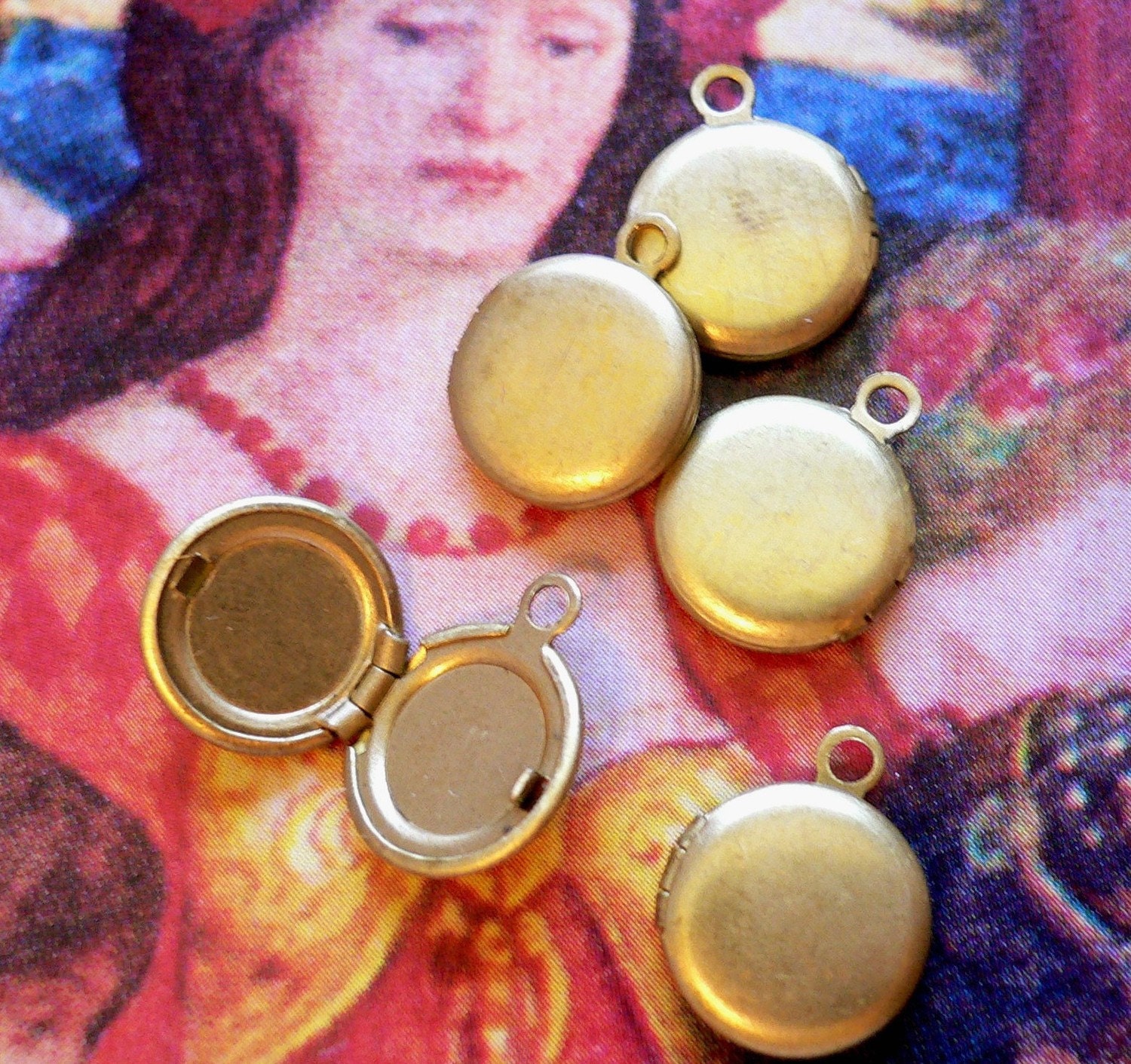 Vintage NOS Gold Tone Small Round Locket Necklace - Unbranded