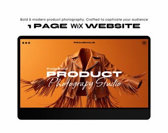 Puede incluir: Una maqueta de sitio web para un estudio de fotografía de productos llamado "FRAMEHAUS". El sitio web presenta una chaqueta de cuero marrón con flecos sobre un fondo naranja brillante. El texto "Professional PRODUCT Photography Studio" se muestra en el sitio web.