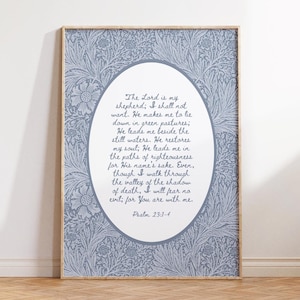 Puede incluir: Un póster de impresión floral azul y blanco con una cita del Salmo 23:1-4. La cita dice: "El Señor es mi pastor; nada me faltará. En verdes prados me hace descansar; junto a aguas tranquilas me conduce. Él restaura mi alma; me guía por sendas de justicia por amor a su nombre. Aunque pase por el valle de sombra de muerte, no temeré mal alguno, porque tú estás conmigo. Salmo 23:1-4"