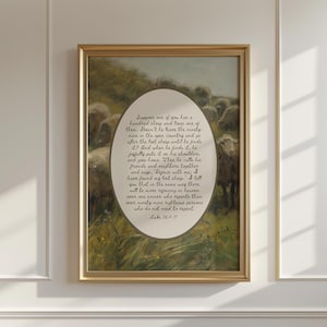 Pode incluir: Uma impressão emoldurada com uma moldura dourada, retratando ovelhas em um campo. A obra de arte inclui uma sobreposição de texto oval com um versículo bíblico de Lucas 15:1-7. A imagem tem uma estética vintage, evocando paz e tranquilidade.