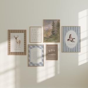 Può includere: Una collezione di stampe artistiche incorniciate esposte su una parete bianca. Le stampe presentano vari disegni, tra cui un cervo, una tabella dell'alfabeto, un paesaggio, un'anatra in volo e del testo. Le cornici hanno disegni a quadri, a righe e a tinta unita.