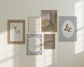 Può includere: Una collezione di stampe artistiche incorniciate esposte su una parete bianca. Le stampe presentano vari disegni, tra cui un cervo, una tabella dell'alfabeto, un paesaggio, un'anatra in volo e del testo. Le cornici hanno disegni a quadri, a righe e a tinta unita.