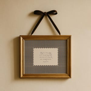 Peut inclure: Un cadre doré contenant une impression avec un fond à carreaux noir et blanc. Le texte manuscrit "Trust in the Lord with all your heart and lean not on your own understanding" est sur un papier crème. Un ruban marron est attaché.